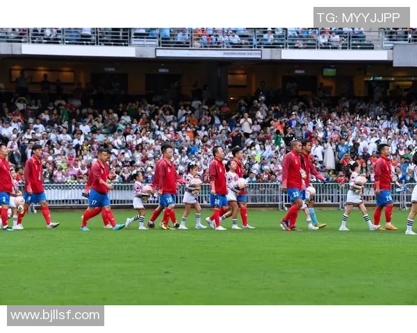 足球明星的场内竞技与场外生活全景揭秘与背后故事分享 足球明星的场内竞技与场外生活全景揭秘与背后故事分享